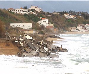 الجزائر العاصمة: أمواج البحر تهدم مجدد منازل سكان سركوف بعين طاية