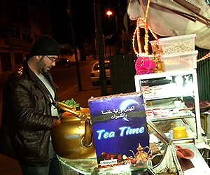 الجزائر العاصمة: بيع الشاي والمكسرات لتكسير صمت ليال المدينة