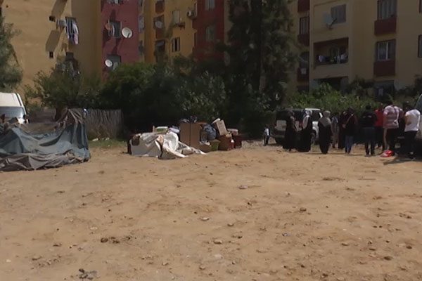 الجزائر: عائلات الأقبية تفترش الشارع بباب الزوار
