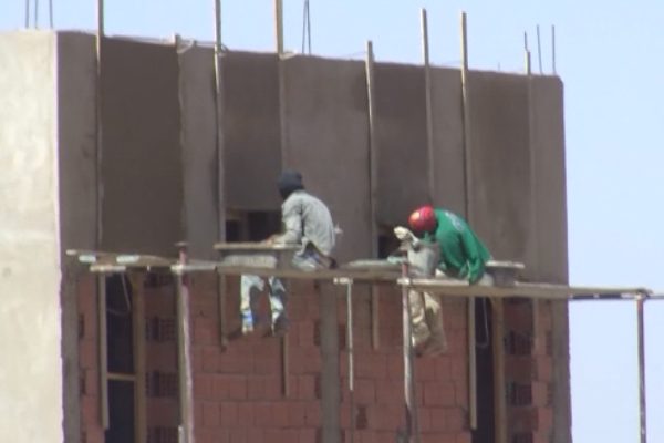 بشار: نقص اليد العاملة يجمد المشاريع والسلطات تستنجد بالعمالة الأفارقة