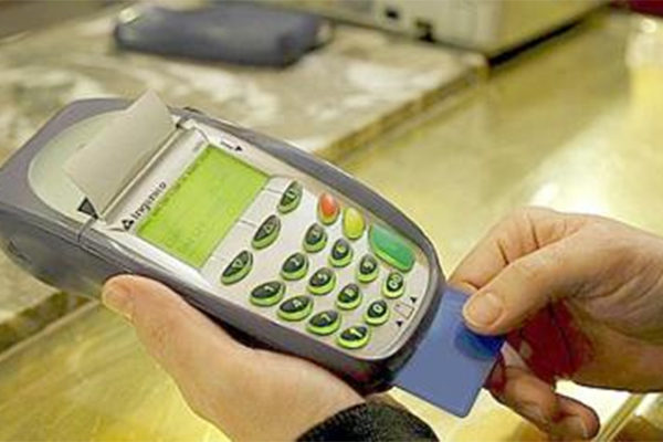 البنوك والمؤسسات المالية تسعى لتنصيب 20 ألف جهاز دفع الكتروني قبل 2017