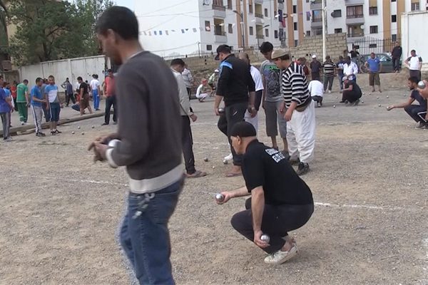 البليدة: رياضة الكرة الحديدية تجمع أبناء مدينة الأربعاء