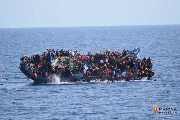 بالصور.. إنقلاب زورق يقل أكثر من 562 مهاجر في سواحل ليبيا