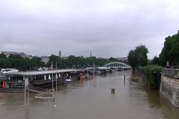 Paris: la Seine redescend légèrement
