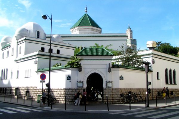 أكثر من 100 إمام في مساجد فرنسا خلال شهر رمضان