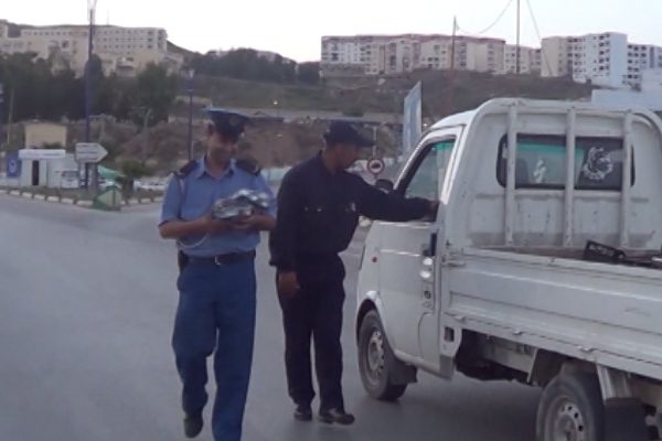 سوق اهراس: الشرطة تقدم إفطار جماعي لفائدة مرتادي الطرقات