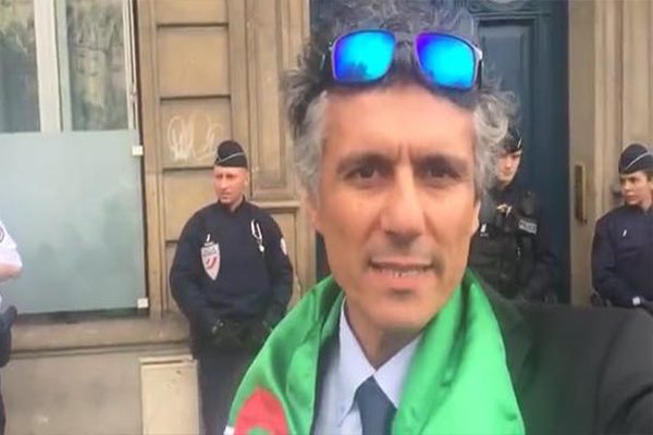 بالفيديو: الشرطة تمنع تجمعا لنكاز أمام شقة بوشوارب بباريس