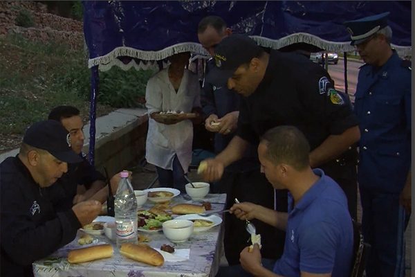 حواجز أمنية لشرطة قسنطينة تدعو السائقين للإفطار