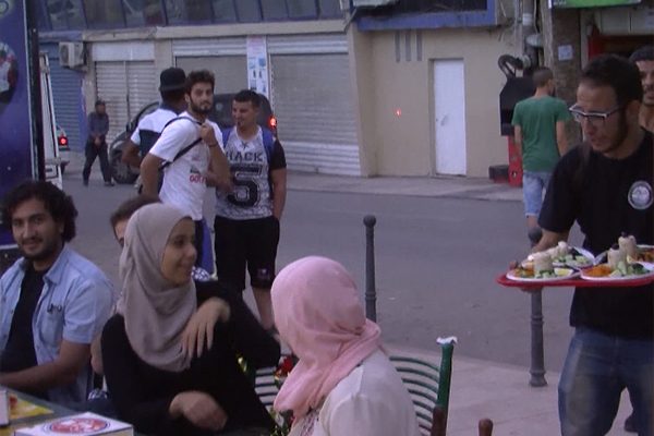 قسنطينة: موائد إفطار لعابري السبيل بحضور الاهالي
