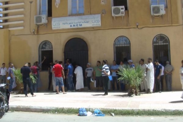 بطالون يجددون احتجاجهم أمام مقر ولاية الأغواط