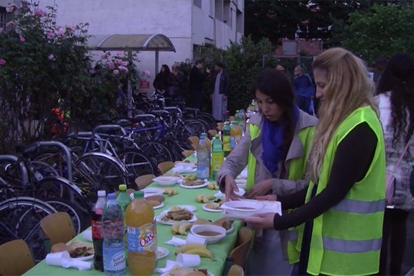 شباب جزائري مقيم بالمهجر يتقاسمون أجواء الإفطار مع المتقاعدين الجزائريين بفرنسا