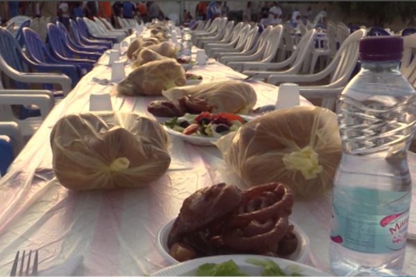 بسكرة: أهالي حي “لمصلى” يجتمعون في طاولة إفطار واحدة كل شهر رمضان