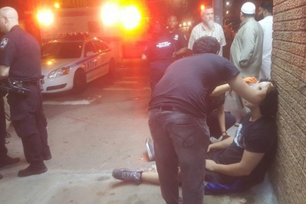 بالفيديو: اعتداء وحشي على شابين مسلمين خارج  مسجد في نيويورك