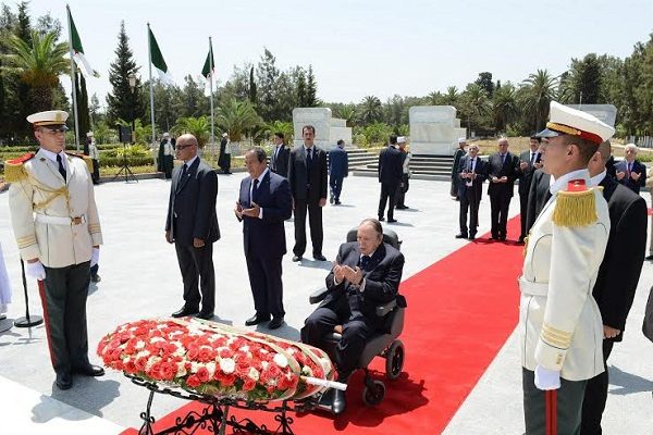 الرئيس بوتفليقة بمربع الشهداء بمقبرة العالية في عيد الإستقلال