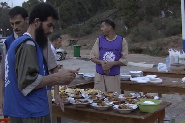 تلمسان: ناس الخير فلاوسن تنظم إفطارا لليتامى بشواطئ الغزوات