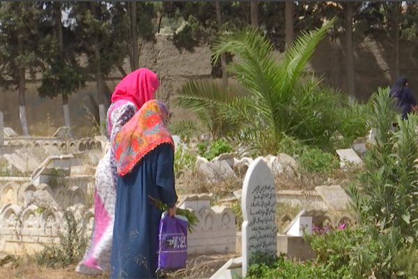 الجزائريون يزورون المقابر في ثاني أيام عيد الفطر المبارك
