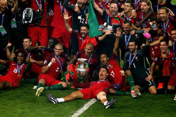 “الفيسبوكيون” الجزائريون “يحتفلون” بهزيمة فرنسا ويصفون البرتغال بـ”المنتخب الشقيق”