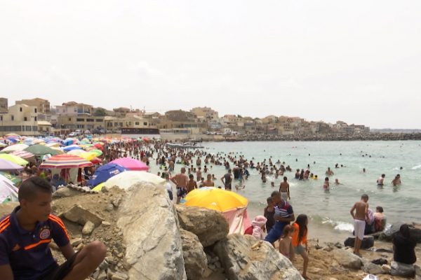 الجزائري يصرف 500 دينار لقضاء يوم واحد على الشواطى