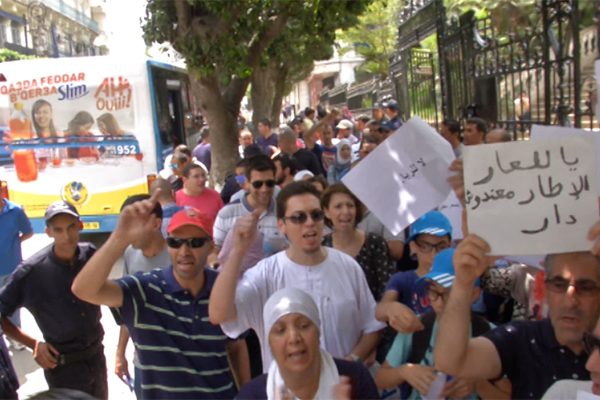 احتجاج العشرات من مكتتبي السكن الترقوي أمام مقر وزارة السكن