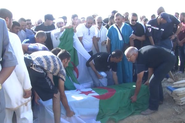 تشييع جثمان عائلة صحراوي ضحايا اعتداء نيس بولاية خنشلة في مقبرة الفج