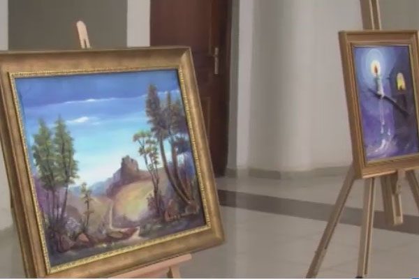 الشلف: فنانون تشكيليون يبدعون في لوحات زيتية