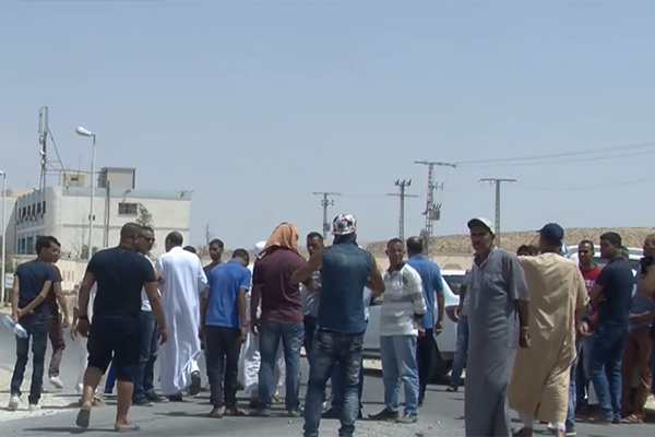تواصل احتجاج المواطنين بالمعبر الحدودي “بتيته” مع تونس