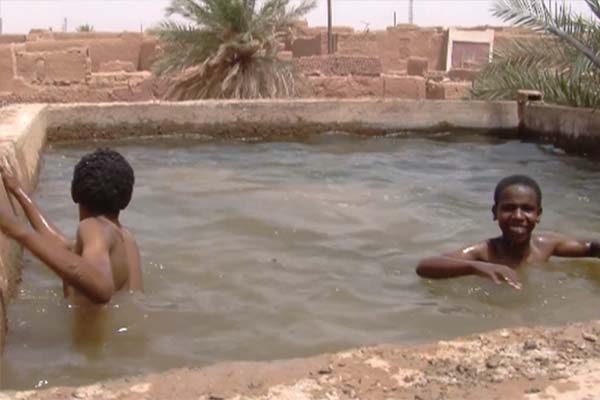 أدرار: أطفال قصر آدمر ببلدية زاوية كنتة يسبحون في أحواض غير نظيفة