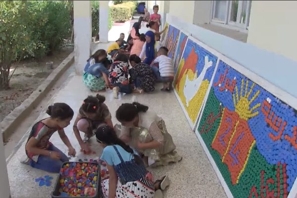 أم البواقي: تلاميذ ابتدائية 24 فبراير يصنعون فسيفساء بسدادات القارورات