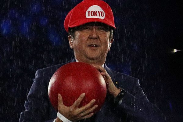 فيديو:رئيس وزراء اليابان يتقمص شخصية “سوبر ماريو”