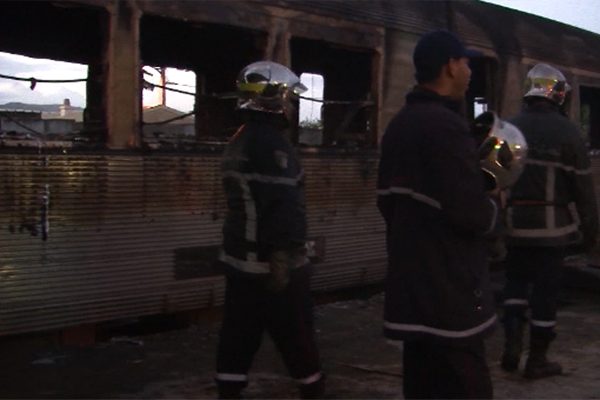عنابة: محتجون يضرمون النار في قطار دهس رجلا