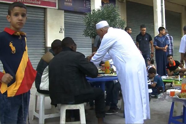 سطيف: سكان العلمة يشركون الأجانب طعام العيد