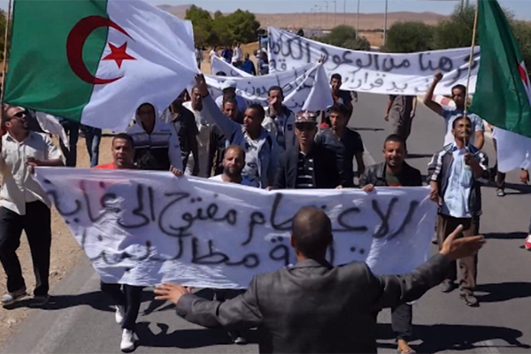 الأغواط: سكان آفلو يخرجون في مسيرة نحو عاصمة الولاية للمطالبة بتطبيق قرارات سلال