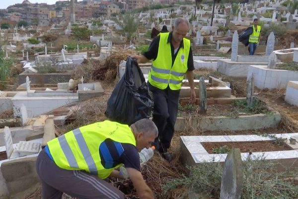 شباب عين البنيان ينظفون مقبرة المدينة