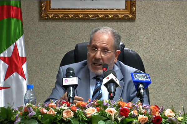 “من يخالف وزارة الشؤون الدينية يريد إعادة الجزائر إلى العشرية السوداء”