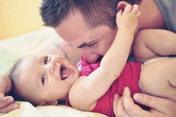 إسبانيا: الموافقة على منح الآباء إجازة مدفوعة الأجر لرعاية الطفل حديث الولادة