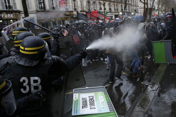 فرنسا: استخدام “قنابل الغاز والهراوات”.. لإخلاء مخيم “كاليه”