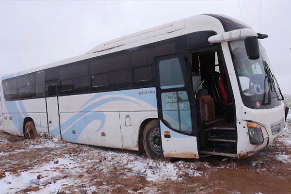 الأغواط: الصقيع والثلوج يعرقل حركة المرور بآفلو