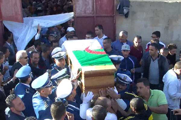 قسنطينة: تشييع جثمان الشرطي المقتول برصاص مجهول بالمقبرة المركزية