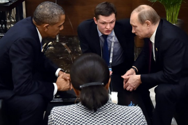 أوباما يطلب المساعدة من بوتن لحماية الأرض من الكائنات الفضائية !