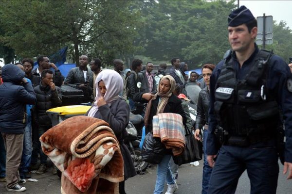 الشرطة الفرنسية تطرد اللاجئين في باريس