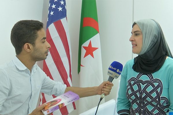 الروائية الأمريكية منال عمر توقع عملها الجديد حافية القدمين في بغداد