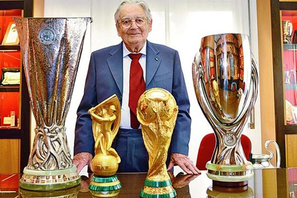 وفاة مصمم “كأس العالم” سيلفيو غازانيغا عن عمر يناهز 95 عاماً