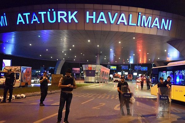 بالفيديو.. احتجاز أزيد من 20 مسافرا جزائريا في مطار تركيا