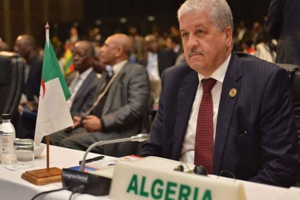 سلال يدعو إلى ضرورة “تعزيز و تكثيف” التعاون الجزائري المالي