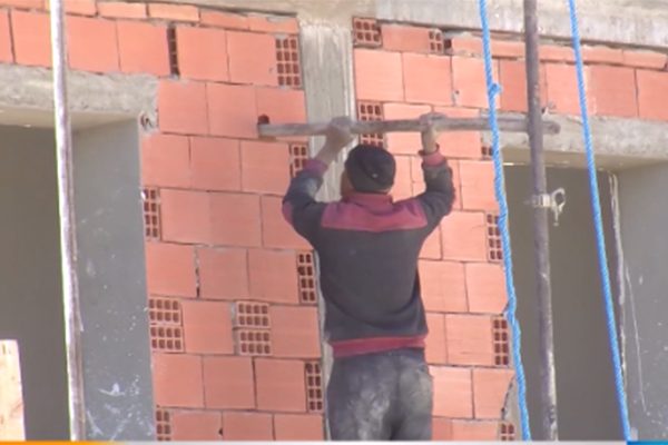 الجلفة: 23 ألف عامل بورشات البناء يحالون على البطالة بسبب التقشف