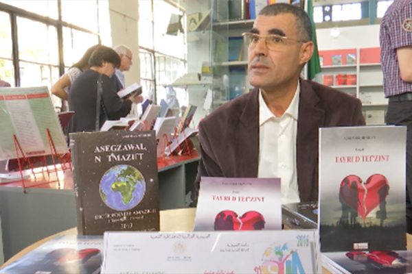 الكتاب باللغة الأمازيغية في رفوف الصالون الدولي للكتاب