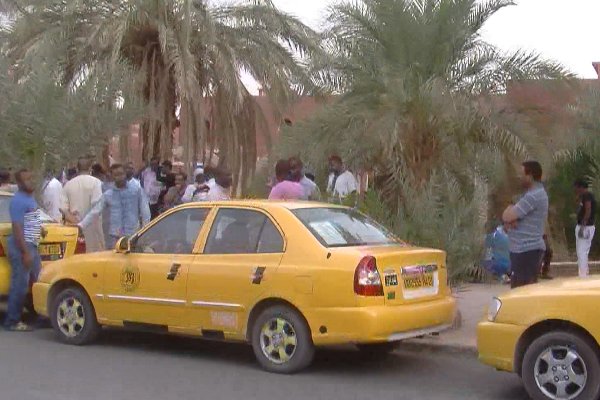 أدرار: سائقو سيارات الأجرة يحتجون أمام مقر الولاية