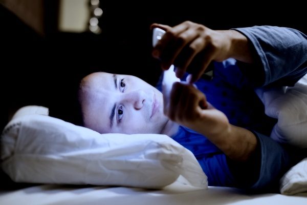استخدام الهاتف قبل النوم.. أخطر مما تتصور!