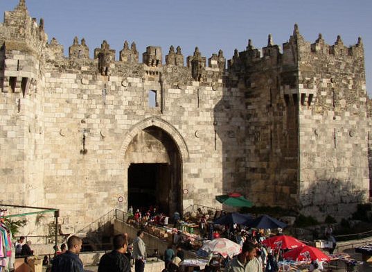 الإحتلال يستبدل اسم “باب العمود” في القدس باسم صهيوني
