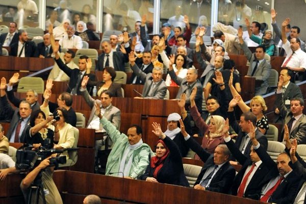 البرلمان يصادق بالأغلبية على مشروع قانون المالية 2017